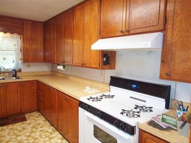 Enjoy The Convenience of a Lakeside Neighborhood! This 3-bedroom - photo 13