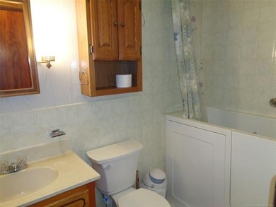 Enjoy The Convenience of a Lakeside Neighborhood! This 3-bedroom - photo 19