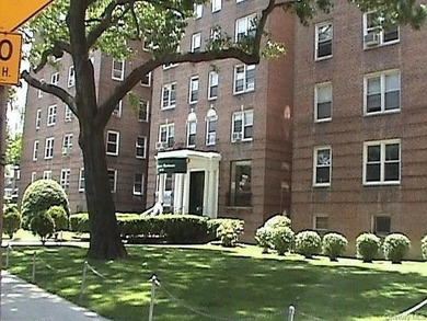 LOVELY SPACIOUS STUDIO, ELEVATOR, LAUNDRY ROOM, LIVE IN SUPER - photo 2