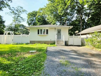 Great condition Ranch Home ready to move in! Perfect for first - photo 2