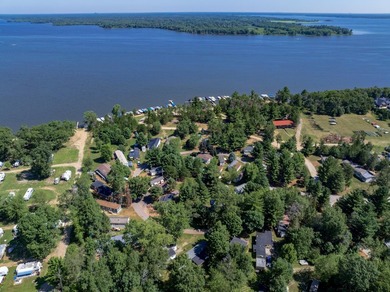 Lake living for an affordable price! This 14x80 Holly Park Home - photo 3