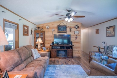 Lake living for an affordable price! This 14x80 Holly Park Home - photo 6
