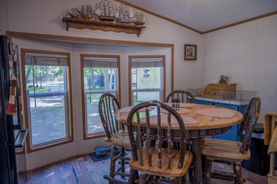 Lake living for an affordable price! This 14x80 Holly Park Home - photo 8