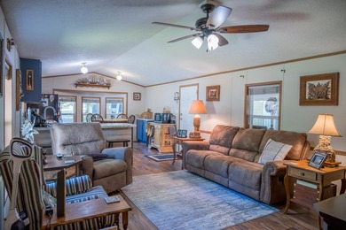 Lake living for an affordable price! This 14x80 Holly Park Home - photo 9