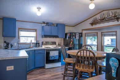 Lake living for an affordable price! This 14x80 Holly Park Home - photo 10