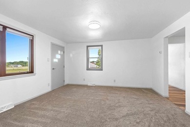 Completely remodeled interior from top to bottom, this country - photo 7