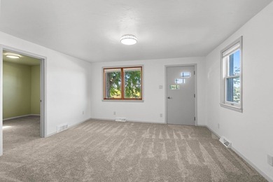 Completely remodeled interior from top to bottom, this country - photo 9
