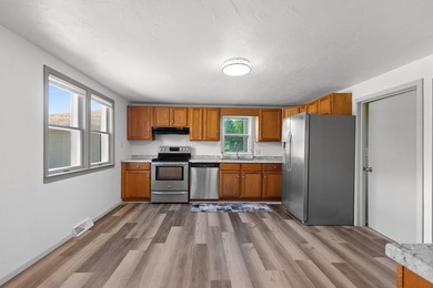 Completely remodeled interior from top to bottom, this country - photo 10