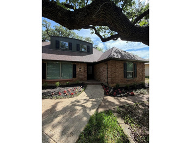 TOO GOOD TO BE TRUE!! Stunning home located in highly sought - photo 4