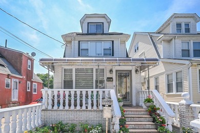 Renovated and Sunny Detached Colonial on a Great Block in the - photo 2