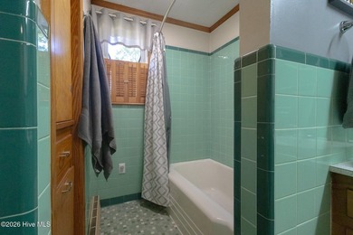 Classic craftsmanship, GLEAMING WOOD FLOORS, thoughtful features - photo 32