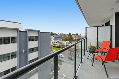 Like new & perfectly positioned on a major UVic transit route - photo 17