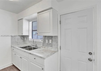 TRIPLEX WITH 2025 ROOF - FULLY RENOVATED - MOTIVATED SELLER Rare - photo 4