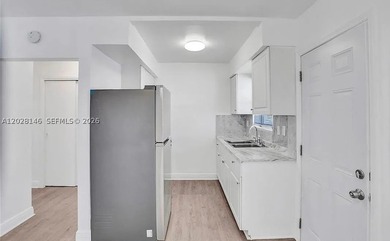 TRIPLEX WITH 2025 ROOF - FULLY RENOVATED - MOTIVATED SELLER Rare - photo 7