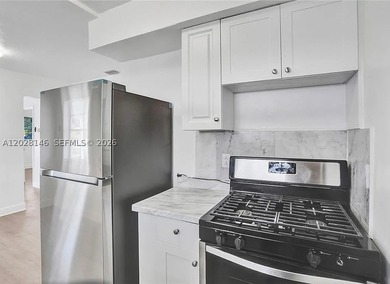 TRIPLEX WITH 2025 ROOF - FULLY RENOVATED - MOTIVATED SELLER Rare - photo 8