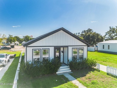 Gorgeous, Trendy Beachside Home - Built in 2021. Turnkey - photo 4