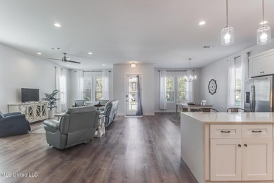 Gorgeous, Trendy Beachside Home - Built in 2021. Turnkey - photo 7