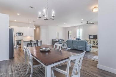 Gorgeous, Trendy Beachside Home - Built in 2021. Turnkey - photo 9