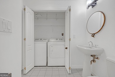 The Oaks at Buckhead Live the high life in the heart of Buckhead