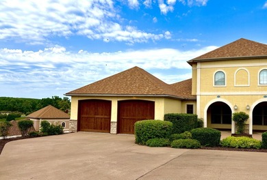 Priced to Sell!! This Beautifully well kept Townhouse in the - photo 1