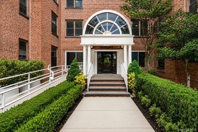 Welcome to this spacious and timeless one-bedroom residence - photo 1