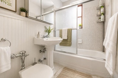 Welcome to this spacious and timeless one-bedroom residence - photo 7