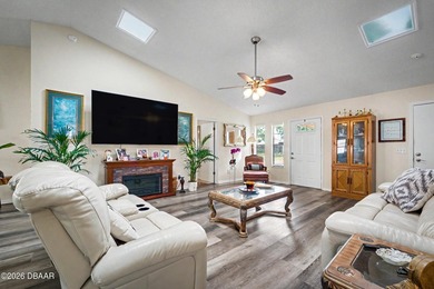 Beautifully updated 3bd, 2ba residence w/ a 2-car garage - photo 4