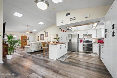 Beautifully updated 3bd, 2ba residence w/ a 2-car garage - photo 7