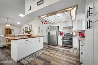 Beautifully updated 3bd, 2ba residence w/ a 2-car garage - photo 9