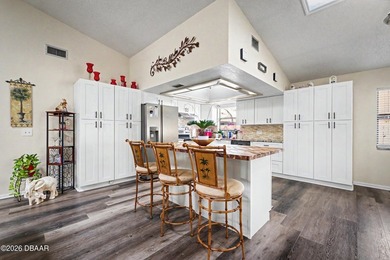 Beautifully updated 3bd, 2ba residence w/ a 2-car garage - photo 10
