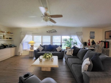 NEW A/C AND ROOF! Beautiful new kitchen renovation, spacious and - photo 21