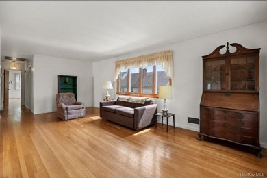 Welcome home to the East End of New Rochelle's highly desirable - photo 15