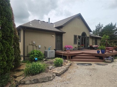 Enjoy peaceful country living in this spacious 4-bedroom, 3 - photo 3