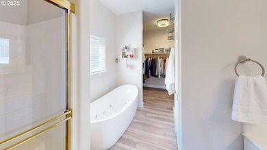 Spacious 4-bedroom, 3.5 bath residence with a rare 4-car garage - photo 26