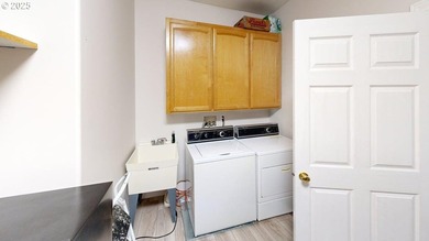 Spacious 4-bedroom, 3.5 bath residence with a rare 4-car garage - photo 28