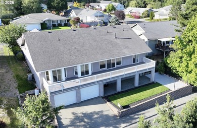 Spacious 4-bedroom, 3.5 bath residence with a rare 4-car garage - photo 33