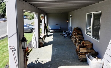 Spacious 4-bedroom, 3.5 bath residence with a rare 4-car garage - photo 34