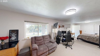 Spacious 4-bedroom, 3.5 bath residence with a rare 4-car garage - photo 36