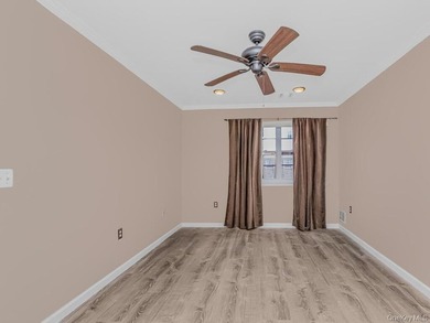 Beautiful MOVE IN READY 3 Bedroom 2 Bath townhouse/condo - photo 11