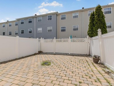 Beautiful MOVE IN READY 3 Bedroom 2 Bath townhouse/condo - photo 19