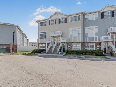 Beautiful MOVE IN READY 3 Bedroom 2 Bath townhouse/condo - photo 20
