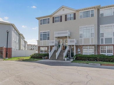 Beautiful MOVE IN READY 3 Bedroom 2 Bath townhouse/condo - photo 21
