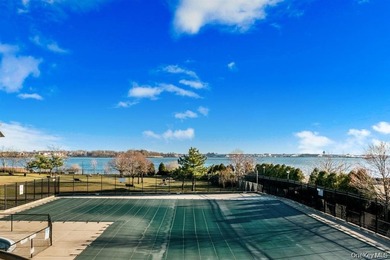 Beautiful MOVE IN READY 3 Bedroom 2 Bath townhouse/condo - photo 24