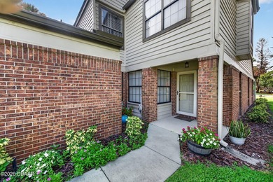 Welcome to your new home! This charming 3-bedroom, 2.5-bathroom - photo 3