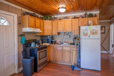 Escape to this charming Lake Front cabin, nestled on 1.7 acres - photo 4