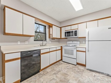 Move right into this beautifully updated end-unit upper-level - photo 2