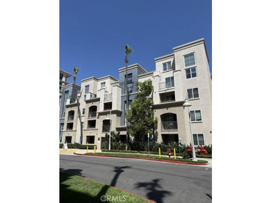Lovely and immaculate resort-like living in a prime area of - photo 1
