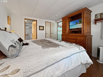 Coastal Cottage Charm Awaits! Bursting with personality, color - photo 14