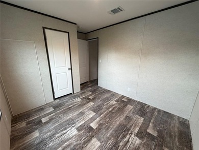 Adorable, BRAND NEW 2 Bed, 2 Bath Manufactured Home. Wood-plank - photo 4