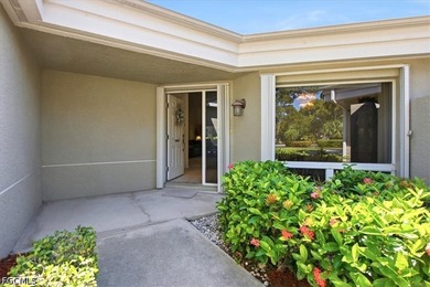 Rarely available end-unit villa in the desirable Sungate Villas - photo 3